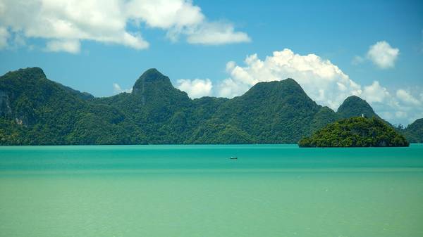 Vịnh Datai ở Langkawi với nước xanh biếc vây quay những hòn đảo hoang sơ. Ảnh: Expedia.