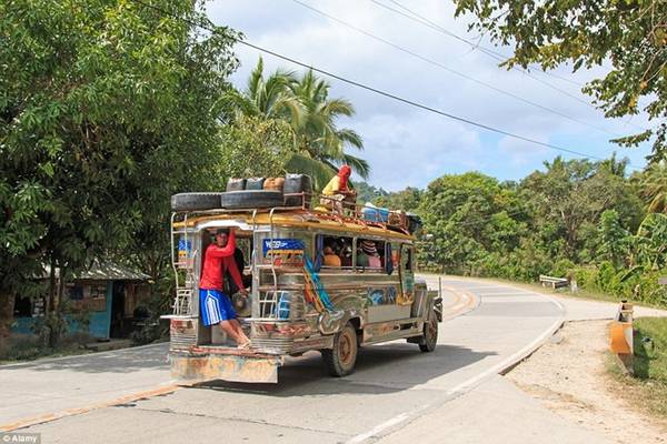 Khi quân đội Mỹ rút khỏi Philippines sau Chiến tranh thế giới thứ 2, họ bỏ lại rất nhiều xe jeep. 