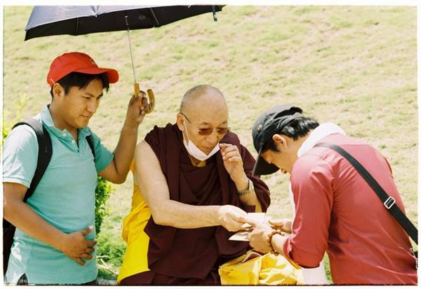 Các vị cao tăng của Phật giáo Tây Tạng thường được xưng tụng là Rinpoche (Bậc Thầy cao quý). Trong ảnh là ngài Ayang Rinpoche đang ban pháp dược cho một Phật tử Việt Nam đến đảnh lễ ngài.