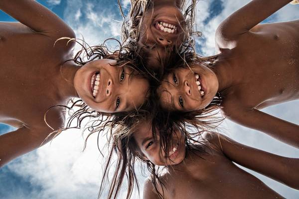 Nụ cười của những đứa trẻ sống lênh đêng trên biển. Ảnh: Réhahn Croquevielle/Business Insider.