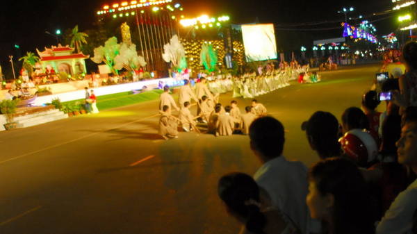 Người dân TP.Bạc Liêu xem diễn tập chương trình khai mạc festival 