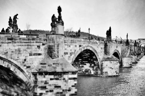 Ngắm bình minh trên cầu Charles: Cây cầu cổ kính Charles là một điểm đến quen thuộc đối với bất kỳ ai có cơ hội đặt chân đến Prague. Thời gian lý tưởng để ghé thăm cây cầu này là vào lúc bình minh vì lúc này chưa quá đông đúc. Cầu chỉ dành cho người đi bộ nên bạn sẽ dễ dàng bắt gặp cảnh tượng các nghệ sĩ đường phố đang biểu diễn trên cầu.