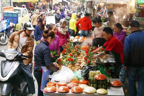 Mất chưa đầy 20 phút quanh khu chợ Hàng Bè, người thủ đô có thể sắm đủ lễ phẩm cho mâm cúng ông Công ông Táo. Từ 23 tháng Chạp trở đi, chợ luôn đông vui tấp nập hơn ngày thường.