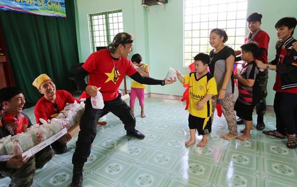 Tại Quy Nhơn, nam diễn viên có cơ hội ghé thăm Trung tâm bảo trợ xã hội Đồng Tâm và trao quà cho các trẻ em khuyết tật nơi đây. Nam diễn viên vô cùng hạnh phúc khi được vui đùa, trò chuyện cùng các em nhỏ.