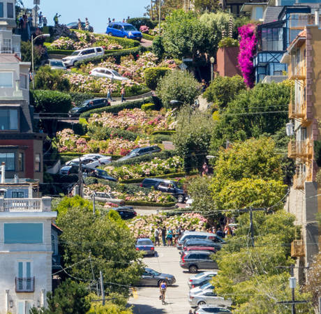 Ôtô nối đuôi nhau "bò" xuống đường Lombard Street - Ảnh: flickr