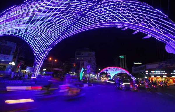 Trang trí đèn chiếu sáng nghệ thuật trên đường Trần Phú 