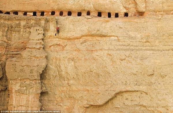 Người ta còn tìm thấy những bộ xương có niên đại từ thế kỷ thứ 3 đến thế kỷ thứ 8, trước khi Phật giáo xuất hiện ở vương quốc Mustang, thời thịnh hành thiên táng (nghi lễ mai táng bằng việc xé nhỏ xác chết cho kền kền ăn).