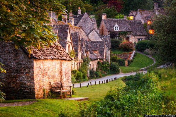 Bibury là một ngôi làng nhỏ ở vùng Cotswold và nằm yên bình bên dòng sông Coln thơ mộng, cách thành phố Cirencester 10 km về phía đông bắc. Ảnh: Huffingtonpost.com