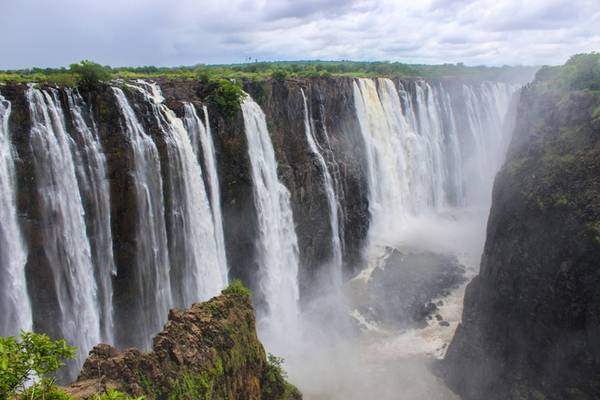 Thác Victoria - Zimbabwe Khi nhà thám hiểm người Scotland David Livingstone lần đầu tiên nhìn thấy thác Victoria năm 1855, ông đã mô tả nó như "một thắng cảnh tuyệt vời nhất mà tôi nhìn thấy ở châu Phi". Từ đó, ngọn thác cao hơn 100 m này trở nên nổi tiếng ở các nước phương Tây. Ảnh: getaway