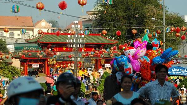 4. Chùa Bà tọa lạc tại số 4 Nguyễn Du, TP Thủ Dầu Một, Bình Dương. Chùa Bà có tên chính là Thiên Hậu Cung do người Hoa tại đây xây dựng để thờ cúng. Chùa thờ các vị thần thánh như Thổ công, Môn quan, Thiên Hậu thánh mẫu, Ngũ Hành nương nương, vợ chồng Bổn Đầu Công. Hàng năm, chùa Bà tổ chức lễ vía Bà rất linh đình vào ngày 23/3 Âm lịch. Ảnh: Tamngu.