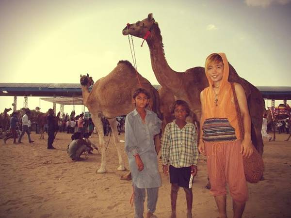 Đức thích tìm hiểu về văn hoá và con người ở các nước Nam Á, đặc biệt là Ấn Độ. Nhật Bản là nơi ​anh thấy thú vị nhất. Anh chụp ảnh cùng trẻ em bản địa tại lễ hội lạc đà ở Pushkar, Ấn Độ.