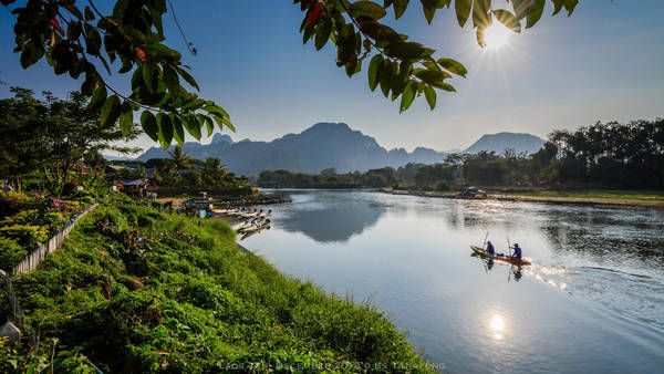 Dẫu mỗi ngày có vô số du khách đến rồi cũng có vô số khách đi... nhưng Vang Vieng không xô bồ lộn xộn mà vẫn cứ yên ả, thanh thản như cuộc sống thường nhật của phố núi quê mùa. Ảnh: Es Tanapong