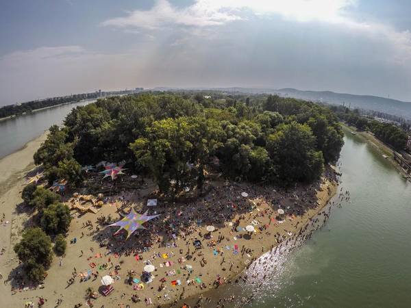 Các buổi biểu diễn trong lễ hội được diễn ra trên sân khấu của hòn đảo Obuda nằm trên dòng sông Danube thơ mộng. Ảnh: szigetfestival.com