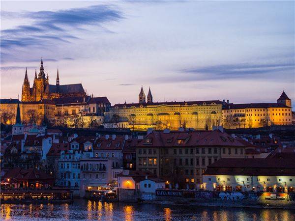 7. Praha, Cộng hòa Séc: Được mệnh danh là thành phố vàng, người Praha tự hào gọi đây là một trong những thành phố xinh đẹp và quyến rũ nhất châu Âu. Những trải nghiệm mà bạn không nên bỏ qua khi đến Praha là ngắm đồng hồ thiên văn ở Old Town Square và leo lên Petrin Hill để ngắm cảnh.
