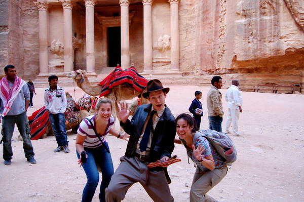 Chụp ảnh với người giả nhân vật Indiana Jones trước thành cổ Petra - Ảnh: wp