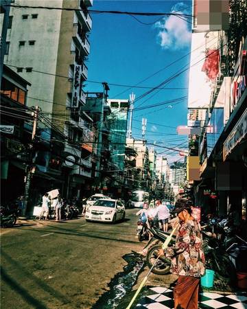 Bùi Viện một ngày nắng căng tràn sức sống. (Ảnh: IG @agirlwhotravels)