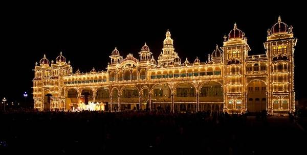 Cung điện Mysore, Mysore, Karnataka: Là một trong những cung điện xa hoa nhất trong vùng, Mysore kỷ niệm tròn 100 năm tuổi vào năm 2012. Vào các ngày chủ nhật và lễ hội, đèn hoa được thắp sáng, biến cung điện thành một lâu đài lộng lẫy.