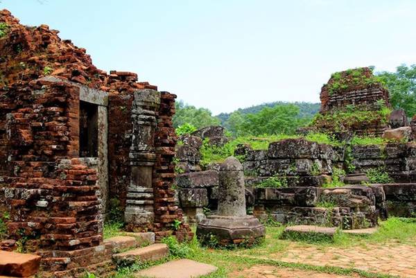 Thánh địa Mỹ Sơn thuộc xã Duy Phú, huyện Duy Xuyên, tỉnh Quảng Nam, cách thành phố Đà Nẵng khoảng 69 km, là tổ hợp bao gồm nhiều đền đài trong một thung lũng đường kính khoảng 2 km, bao quanh bởi đồi núi. Nơi đây nổi tiếng với các công trình kiến trúc và hàng trăm tác phẩm vô giá, có niên đại từ thế kỷ 7-13 được trưng bày tại bảo tàng Champa. Thánh địa Mỹ Sơn được coi là một trong những trung tâm đền đài chính của Ấn Độ giáo ở khu vực Đông Nam Á và là di sản duy nhất của thể loại này tại Việt Nam.