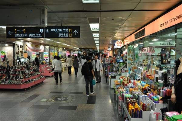 Mua sắm: Bên trong hoặc ngay cạnh nhiều ga tàu của Seoul đều có nhiều cửa hàng mua sắm với hàng hóa giá rẻ và đa dạng. Du khách có thể mua được những món đồ thời trang chất lượng với giá tốt tại đây. Ảnh: Lurimatravel.