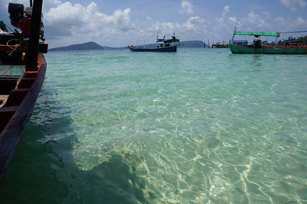  Nước biển trong vắt và xanh màu ngọc ở Koh Rong - Ảnh: Mỹ Hạnh