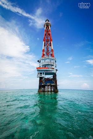 <strong>Hải đăng Đá Lát</strong> được đặt trên đảo Đá Lát nằm ở vị trí cực Tây quần đảo Trường Sa, xây năm 1994, có chiều cao tháp đèn 42 m. Hải đăng phát ánh sáng trắng, chu kỳ chớp 5 giây. Thân đèn có màu trắng - đỏ xen kẽ.