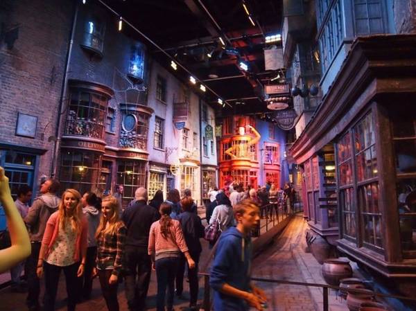 Du khách tham quan nơi dựng bối cảnh bộ phim nhiều tập Harry Potter - Ảnh: wp