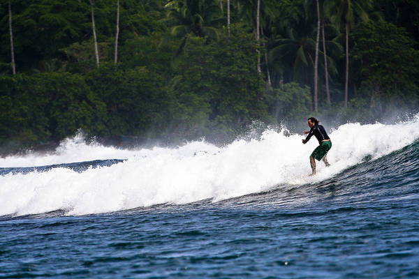 Nơi đây rất thích hợp để du khách thử sức với bộ môn lướt sóng. Ảnh: Miguel Navaza