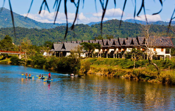 Vang Vieng thu hút du khách với những trò chơi trên sông tưởng chừng rất bình thường nhưng lại là đặc sản rất nổi tiếng khi du khách nghĩ về nó. Ảnh: Ray Tsang