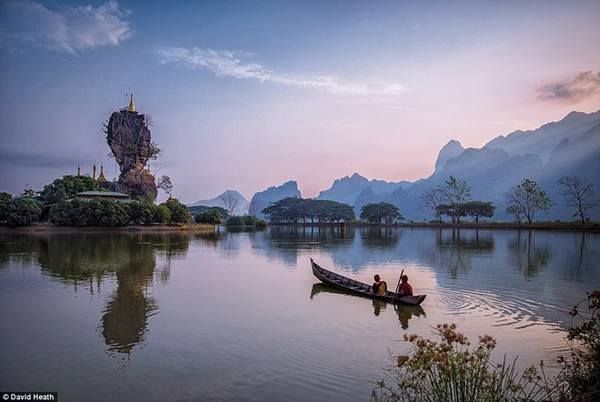 Nhiếp ảnh gia David Heath đã bị mê hoặc bởi hồ Kyauk Ka Lat tại Hpa-An, bang Kayin, ngắm nhìn những nhà sư đang chèo thuyền hướng về một ngôi chùa.