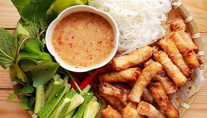 Cuốn chả ram nhỏ xinh như này thôi nhưng hương vị thì ngon khỏi bàn!