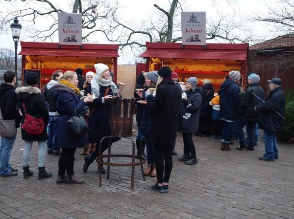 Du khách thưởng thức ẩm thực ở chợ Giáng sinh Skansen - Ảnh: wp