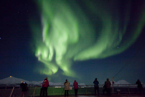 Du khách chiêm ngưỡng hiện tượng Bắc cực quang ở Na Uy - Ảnh: wp