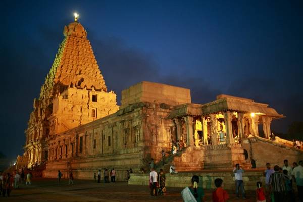 Quần thể đền Thanjavur, Tamil Nadu: Ngôi đền cao vút 1.000 năm tuổi Brihadeeswarar thờ thần Shiva được xây bằng đá sa thạch ở Thanjavur. Vòm đá trên đỉnh ngọn tháp nặng hơn 80 tấn. Người xưa đưa hòn đá lên đỉnh tháp bằng cách nào hiện vẫn là một bí ẩn chưa có lời giải đáp.