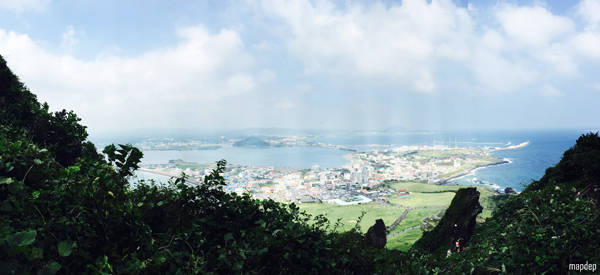 Một góc thành phố Jeju nhìn từ ngọn Seongsan Ilchulbong.