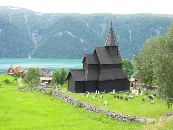 Nhà thờ gỗ Urnes lâu đời nhất Na Uy hiện nay - Ảnh: wiki