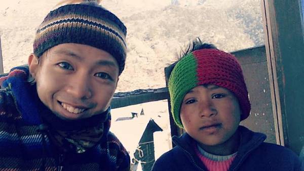 Chụp ảnh cùng em bé Himalaya sống trên độ cao 4.200 m.