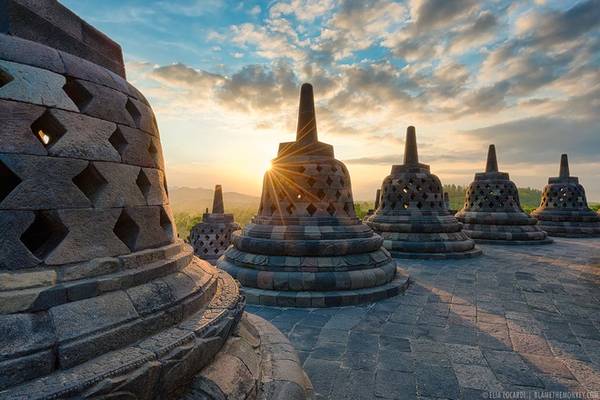  Borobudur - Indonesia Ngôi đền Phật giáo Borobudur là di tích cổ đại lớn nhất ở Nam bán cầu. Được xây dựng giữa một khoảng trống trong rừng nhiệt đới Indonesia từ thế kỷ thứ 8, nhưng ngôi đền bị bỏ hoang vào thế kỷ 15, khi hầu hết mọi người trên đảo chuyển sang đạo Hồi. Từ đó, ngôi đền bị chôn vùi trong tro bụi và cỏ mọc rậm rạp cho tới năm 1814. Đền thờ có 9 tầng và đường đi giữa các bậc tượng trưng cho con đường giác ngộ. Có khoảng 2.000 phù điêu và hơn 500 bức tượng Phật trên đường đi. Ảnh: humansideofthings