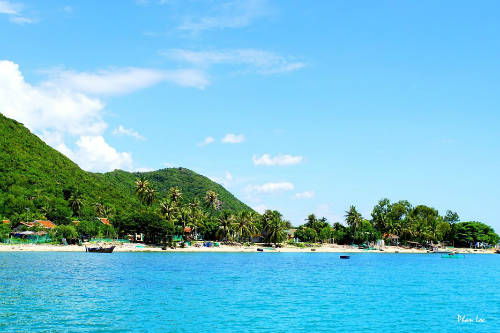 Đảo Điệp Sơn lớn với bãi biển xanh ngắt và yên bình. Ảnh: Phan Lộc