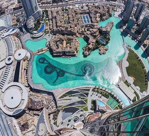 Khung cảnh nhìn từ nóc Burj Khalifa, tòa nhà cao nhất thế giới ở Dubai.