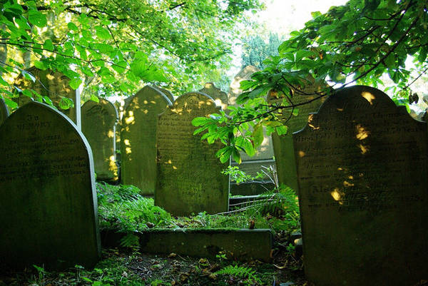 Những ngôi mộ xiêu vẹo - Ảnh: flickr