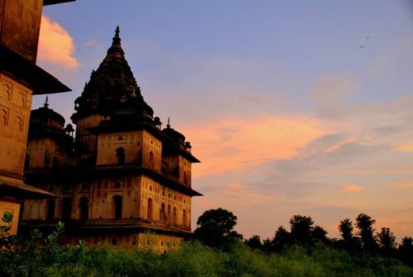  Khu tưởng niệm Orchha, Madhya Pradesh: Đây là nơi tưởng nhớ các vị vua Bundela trị vì thị trấn Orchha trong gần 300 năm. Những kiến trúc cổ xưa ít ỏi còn sót lại được xây dựng trong những triều đại này.