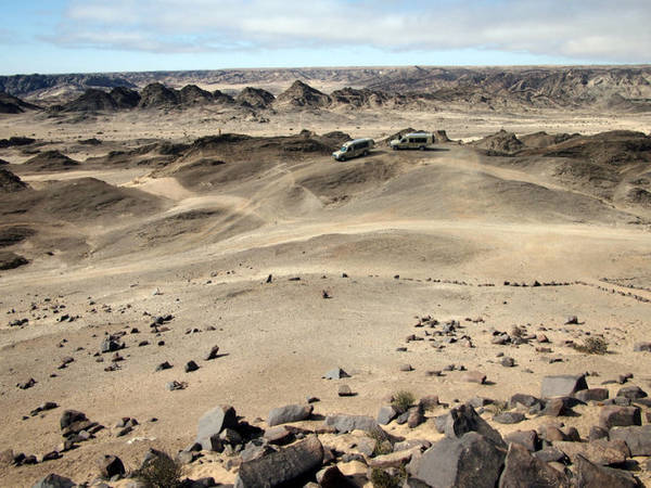 Du khách khám phá sa mạc đỏ - Ảnh: nomadicnotes