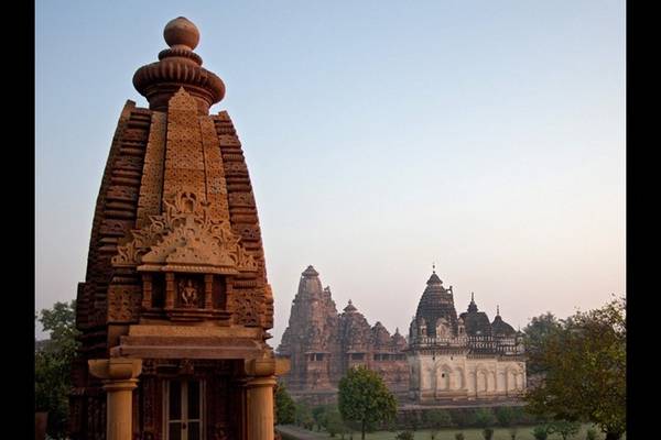 Đền Khajuraho, Madhya Pradesh: Khajuraho là một thị trấn nhỏ với hàng chục ngôi đền cổ rải rác khắp nơi. Những ngôi đền được xây dựng trong vòng 200 năm, từ năm 950-1150 sau Công nguyên. Ở đây có nhiều bức tượng điêu khắc sexy cùng những nét chạm khắc trên tường rất tinh tế.