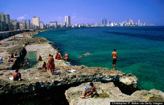 Malecón là nơi lý tưởng để du khách thư giãn và ngắm nhìn toàn cảnh đại dương tuyệt đẹp.