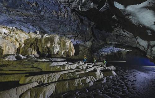Các khối thạch nhũ hình bậc thang trong hang Tú Làn