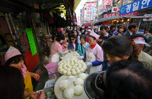 Khung cảnh náo nhiệt tại chợ Namdaemun.