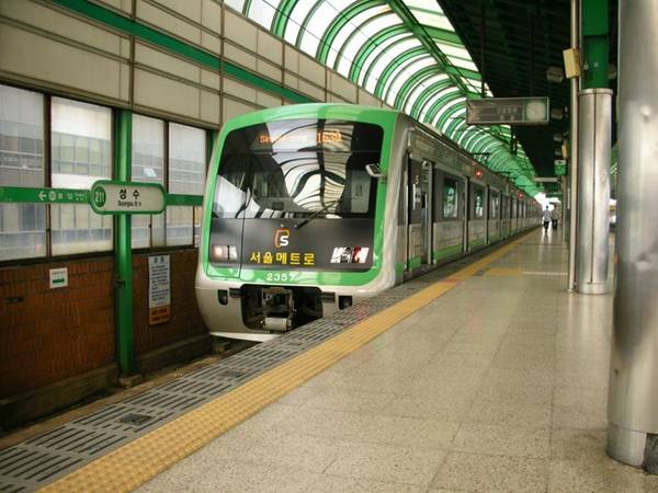 Đường tàu qua các điểm tham quan: Đường tàu điện ngầm số 2 (Seoul Subway Line 2) màu xanh lá cây đưa du khách tới những khu vực nổi tiếng như Gangnam, Myeongdong, Dongdaemun, Hongdae và nhiều nơi khác. Ảnh: Ufies.