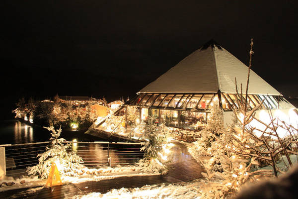 Một góc chợ Giáng sinh trên hồ Millstatt ở Áo - Ảnh: wp