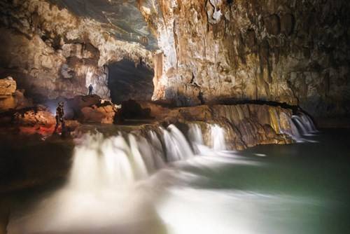 Thác nước trong hang Tú Làn