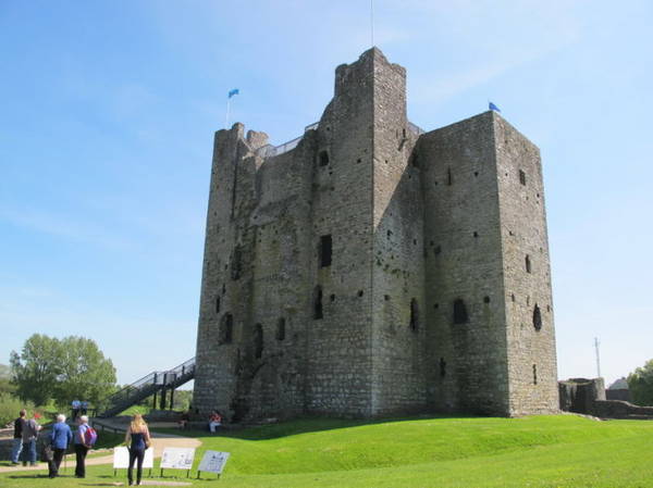 Du khách tham quan lâu đài Trim ở Ireland - Ảnh: acervantes